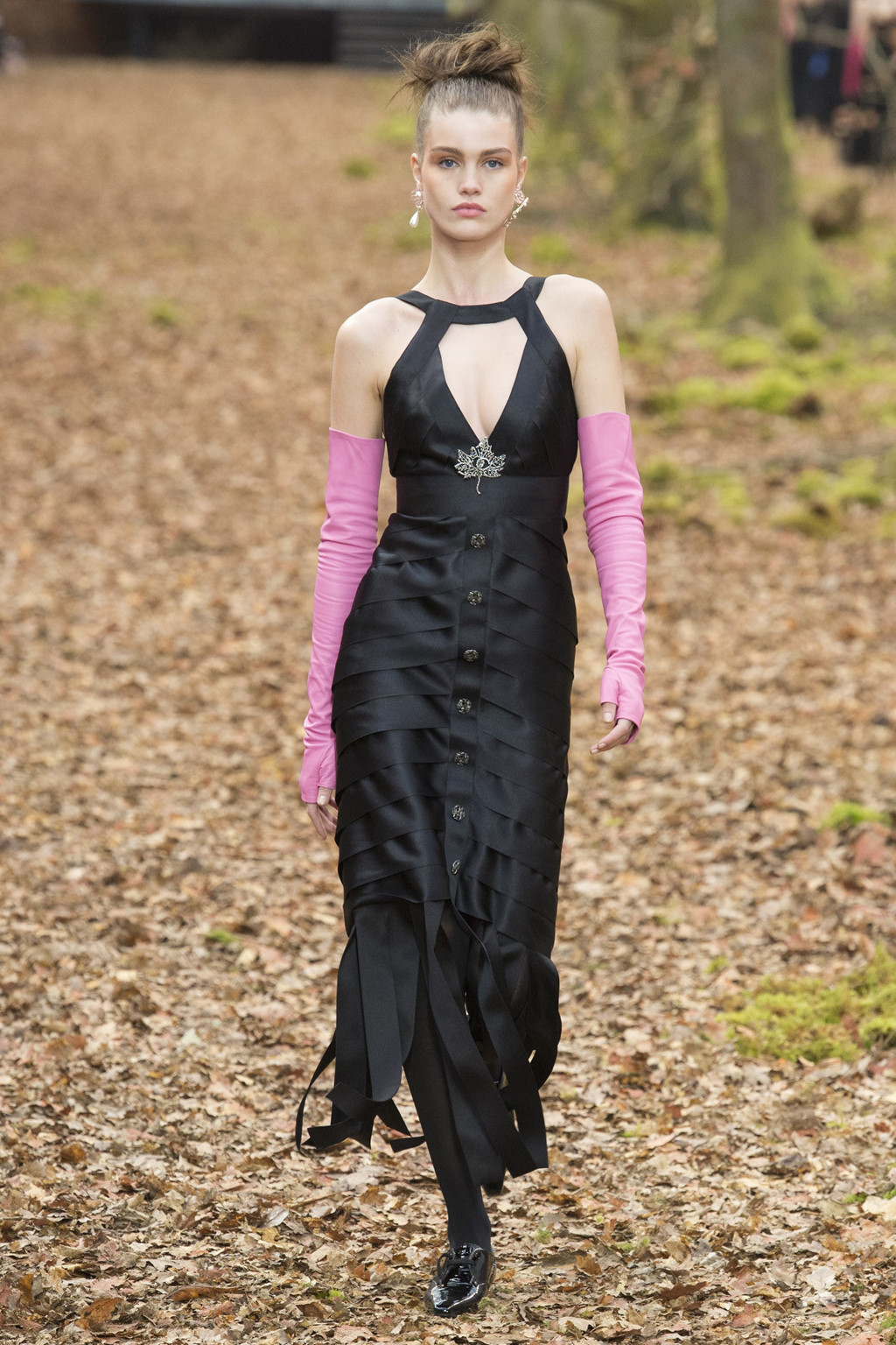 Khu rừng phủ ngập lá vàng thành sàn diễn thời trang trong show Chanel